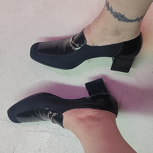 Bruno Magli Vintage Pump w/ Chain Link Logo Plate & 2" Chunky Heel - Picture 9 of 12